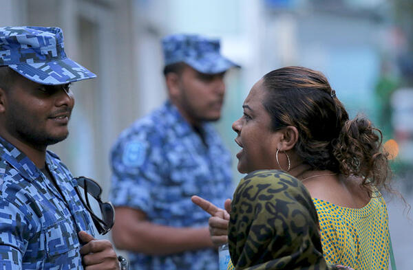 Des manifestants aux prises avec les forces de sécurité devant le Parlement 
à Malé. ©STR/AFP

