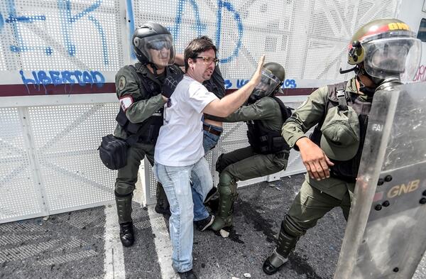 Le député d'opposition vénézuélien Freddy Guevara est détenu par des 
membres de la Garde nationale bolivarienne lors d'une manifestation contre le 
Gouvernement du Président Nicolas Maduro, le 6 avril 2017 à Caracas. © AFP 
/ Juan Barreto

