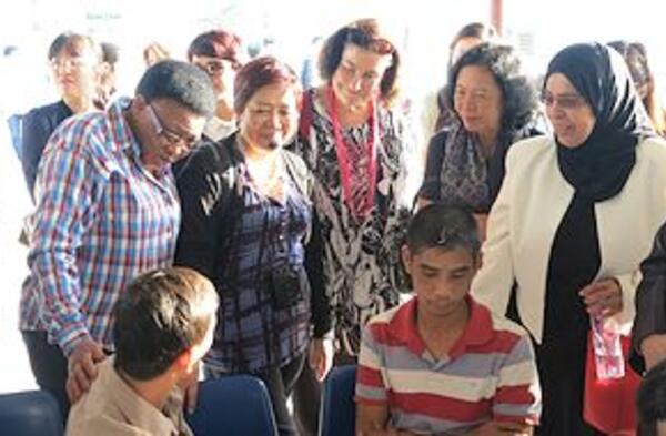 Des membres du Groupe consultatif sur le VIH/sida et la santé de la mère, 
du nouveau-né et de l'enfant s’entretiennent avec des patients au centre 
de santé de Dien Bien Phu (Viet Nam). ©UIP

