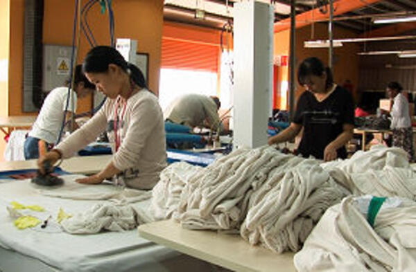 Des travailleurs migrants chinois dans une usine de textile à l’Ile 
Maurice. ©OIM/Jemini Pandya

