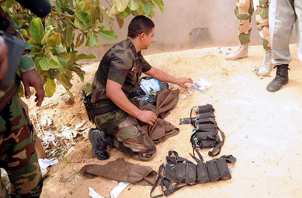 Des groupes terroristes sévissant par-delà les frontières nationales en 
Afrique font planer le risque de prolifération d'ADM. ©AFP/Brahim Adji

