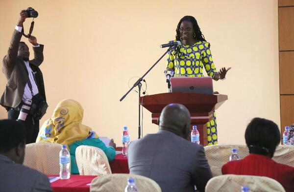 La Vice-Présidente du Parlement, Mme Tulia Ackson, prend la parole durant le 
séminaire. ©Assemblée nationale de la Tanzanie

