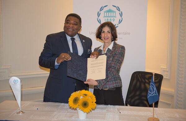Martin Chungong et Fabiola Gianotti avec l'accord signé. ©UIP/Jorki<

