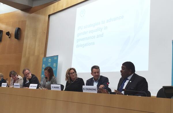 Le Secrétaire général de l'UIP, Martin Chungong, a signé l'engagement pour devenir un Champion de l'égalité des sexes de Genève. ©IPU/Zeina Hilal 