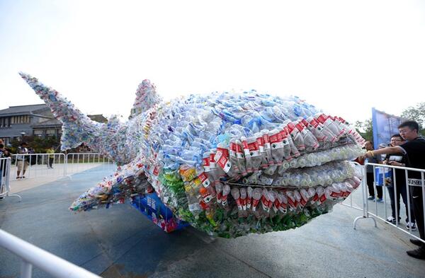 Un requin-baleine fait de bouteilles en plastique usagées pour sensibiliser 
le public à la protection de l'environnement, parc océanique de Rizhao, 
Rizhao, Chine. © Fang Dehua / ImagineChina

