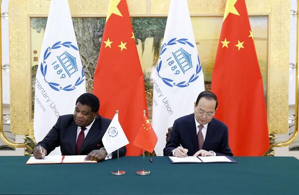 Le Secrétaire général de l'UIP, Martin Chungong, et le Secrétaire général du Comité permanent de l'APN, Yang Zhenwu, ont signé l'accord relatif au don.