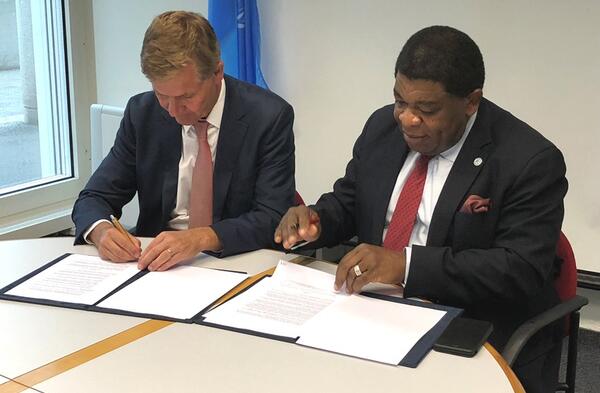 Le Secrétaire général de l’UIP, Martin Chungong, et le Directeur 
exécutif d’ONU Environnement, Erik Solheim, signe un protocole 
d’accord. © UIP / A. Blagojevic 

