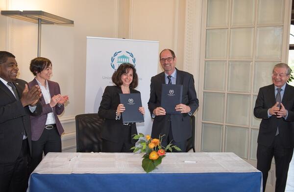 Le protocole d'accord a été signé par Anda Filip, Directrice de la 
Division des Parlements membres et des  relations extérieures de l’UIP, 
et Christoph Benn, Directeur des relations extérieures du Fonds mondial. 
©IPU/Jorky

