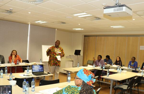 Le spécialiste en matière d’égalité des sexes, Ngamane Karuaihe-Upi, 
s’exprime durant l’exercice d’auto-évaluation en Namibie. © Parlement 
namibien

