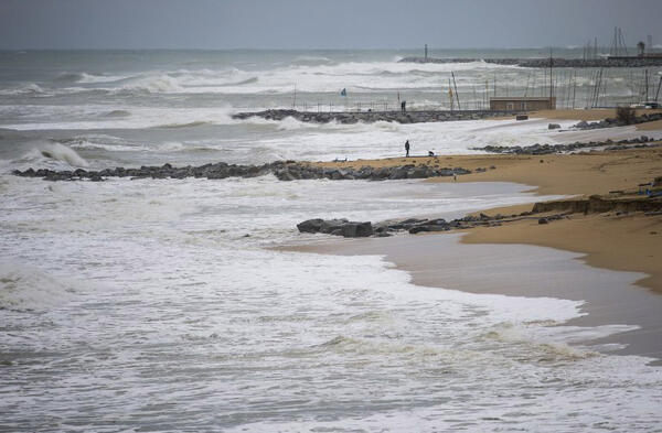 Des vagues martèlent la plage de Calella de Mar, non loin de Barcelone, peu 
après les pluies torrentielles qui ont déclenché des inondations brutales 
dans l'est de l'Espagne le 19 décembre 2016. Photo: © JOSEP LAGO / AFP

