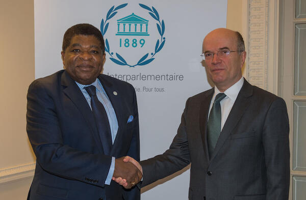 Martin Chungong, Secrétaire général de l'UIP, et S.E. M. Naci Koru, le 
nouveau Représentant permanent de la Turquie à Genève. © UIP/Jorky

