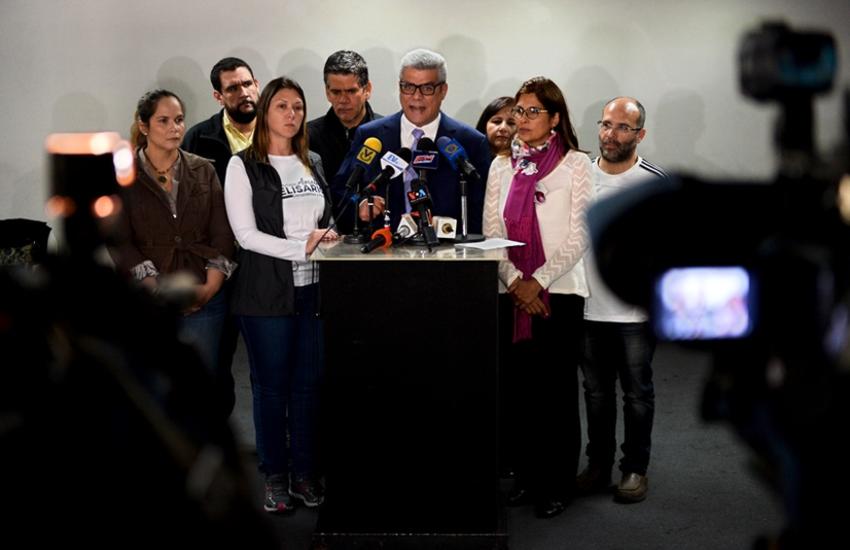 Le deuxième Vice-Président de l’Assemblée nationale du Venezuela, 
Alfonso Marquina, entouré de membres du parti d’opposition Primero 
Justicia.© AFP / Federico Parra


