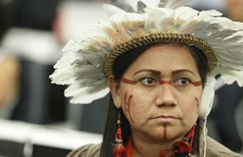 Femme autochtone participant à la Conférence mondiale sur les peuples 
autochtones à New York. ©UN Photo/L. Felipe

