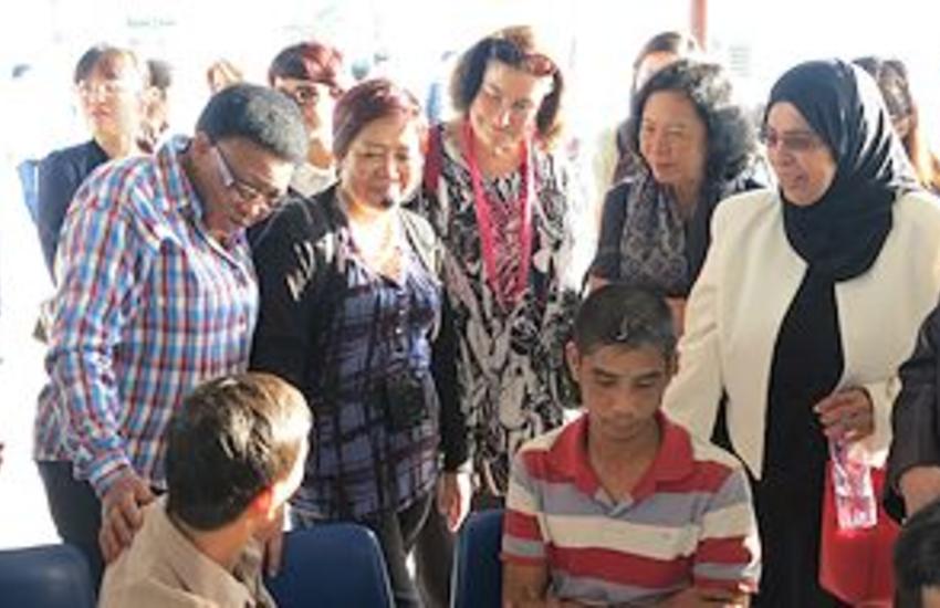 Members of IPU´s Advisory Group on HIV/AIDS and Maternal, Newborn and Child Health (MCNH) speaking with patients at a health center in Dien Bien Phu, Viet Nam