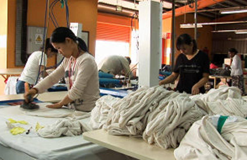 Des travailleurs migrants chinois dans une usine de textile à l’Ile 
Maurice. ©OIM/Jemini Pandya

