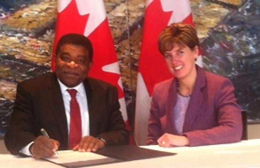 Le Secrétaire général de l'UIP, Martin Chungong, a participé à une cérémonie de signature à Ottawa en compagnie de la Ministre du Développement international et de la Francophonie, Marie-Claude Bibeau. ©Global Affairs Canada