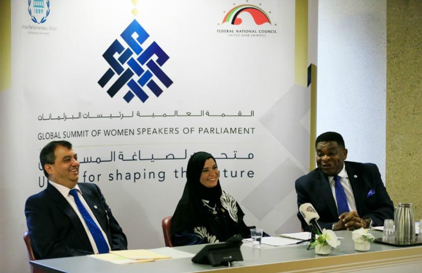 Mme Amal Al Qubaisi, Présidente de parlement, le Président de l’UIP et le 
Secrétaire général de l’UIP s’adressent à la presse sur le thème du 
Sommet. © IPU

