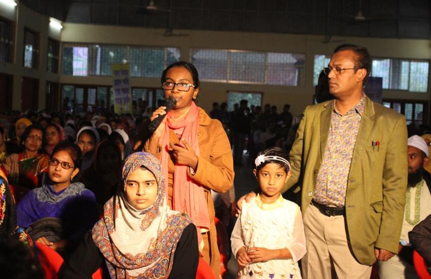 Des parlementaires bangladais collaborent pour sensibiliser la population aux 
problèmes liés au mariage d’enfants. © Mosta Gausul Hoque

