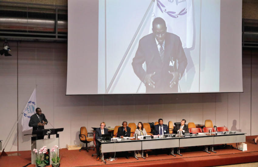 A.A. Gueye (Sénégal), présente le rapport du Comité des droits de l'homme 
des parlementaires au Conseil directeur de l'UIP en octobre. ©UIP/L. 
Fortunati

