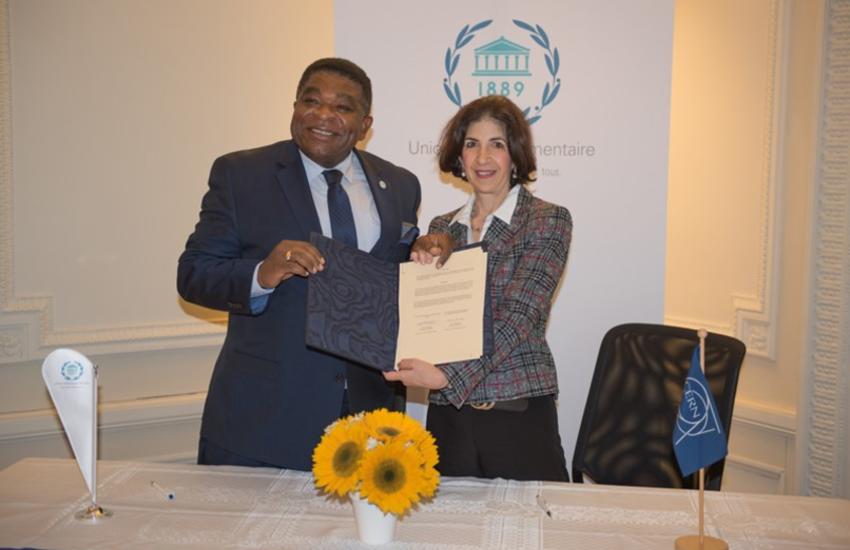 Martin Chungong et Fabiola Gianotti avec l'accord signé. ©UIP/Jorki<

