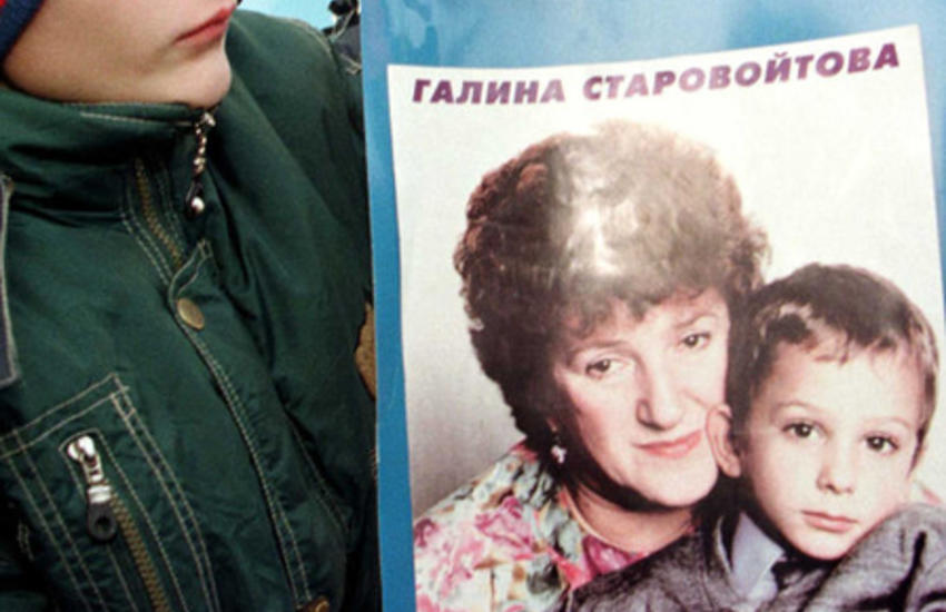 Galina Starovoitova a été assassinée. Ses meurtriers voulaient ainsi 
l'empêcher de poursuivre ses activités politiques. ©Reuters/Alexander 
Demianchuk

