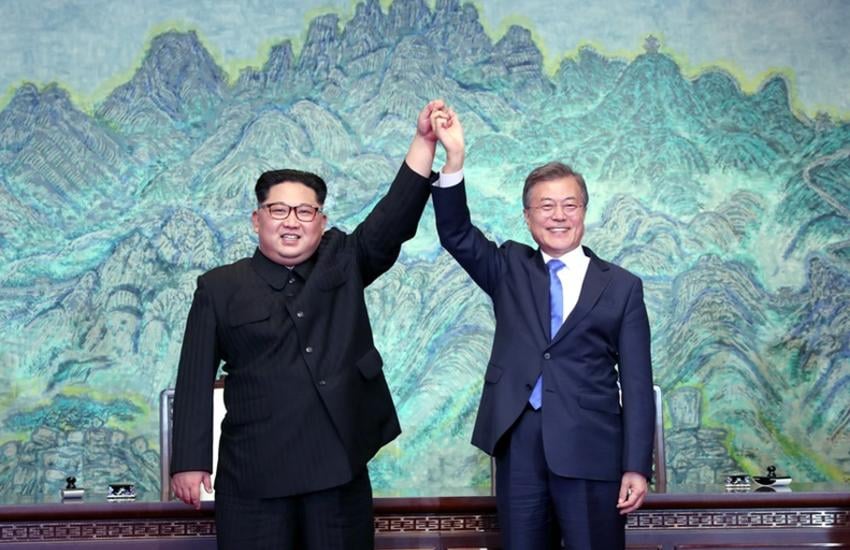 L'UIP s'est réjouie de la tenue du Sommet intercoréen historique par les 
deux dirigeants, Kim Jong-un et Moon Jae-in. © AFP / Korea Summit Press 
Pool

 
