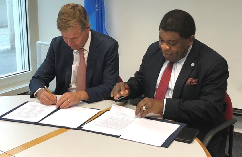 Le Secrétaire général de l’UIP, Martin Chungong, et le Directeur 
exécutif d’ONU Environnement, Erik Solheim, signe un protocole 
d’accord. © UIP / A. Blagojevic 

