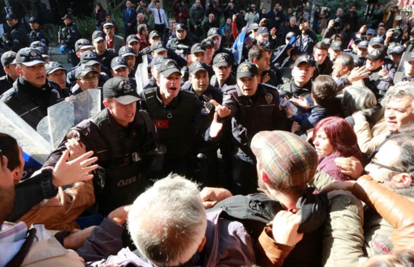 La police anti-émeute et les manifestants s'affrontent suite à 
l'arrestation des parlementaires turcs du parti HDP. ©AFP/Adam Altan

