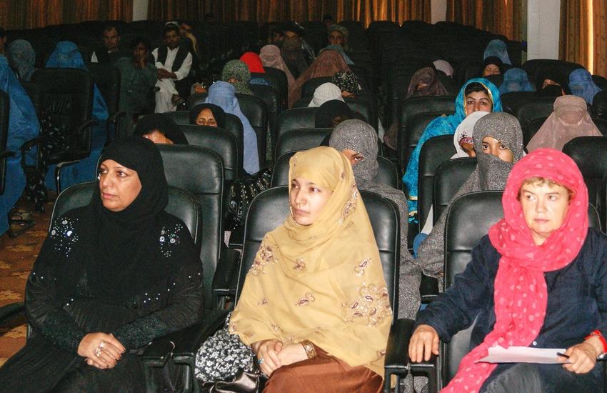 Des femmes sont réunies pour la conférence d'inscription électorale pour 
le Conseil consultatif municipal de la province du Helmand, Afghanistan. 
Photo de Helmand PRT Lashkar Gah. (link is external) [1]


[1] https://www.flickr.com/photos/helmandprt/8977036235/
