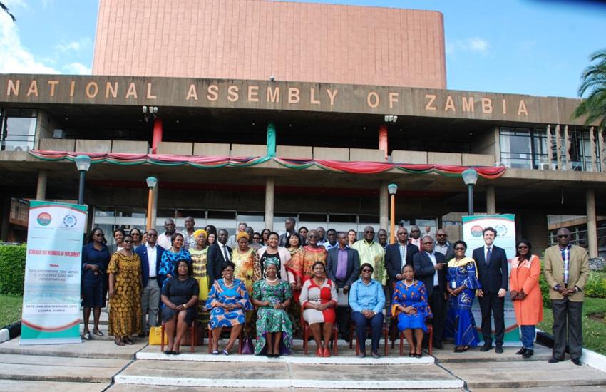 Des hommes et femmes parlementaires zambiens se sont réunis  dans le cadre 
d’un séminaire parlementaire sur la législation en matière de mariage 
d’enfants et de mariage précoce ou forcé.  © William Musonda

