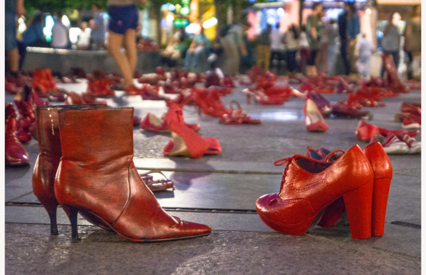 /Zapatos Rojos/ (chaussures rouges) est un projet artistique public qui vise 
à dénoncer la violence à l'égard des femmes. Photo de Lanpernas 
Laupuntozero [1].


[1] https://www.flickr.com/photos/lanpernas2/22546095589/
