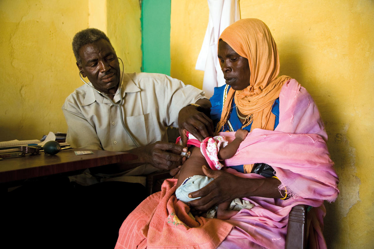 Un contrôle médical dans un hôpital du Darfour occidental. © UN Photo/Albert Gonzalez Farran