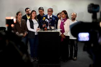 Le deuxième Vice-Président de l’Assemblée nationale du Venezuela, 
Alfonso Marquina, entouré de membres du parti d’opposition Primero 
Justicia.© AFP / Federico Parra

