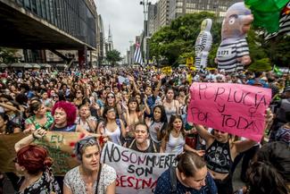 Au Brésil, de grandes manifestations populaires ont eu lieu cette année 
pour protester contre la violence à l’égard des femmes. ©Cris 
Faga/NurPhoto

