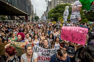 Au Brésil, de grandes manifestations populaires ont eu lieu cette année 
pour protester contre la violence à l’égard des femmes. ©Cris 
Faga/NurPhoto

