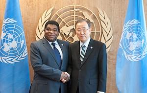 Le Secrétaire général de l’ONU, Ban Ki-moon, et le Secrétaire général 
de l’UIP, Martin Chungong, conviennent de promouvoir l’action 
parlementaire dans l’application du futur pacte sur les changements 
climatiques. ©UN Photo/Kim Haughton

