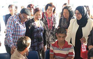 Des membres du Groupe consultatif sur le VIH/sida et la santé de la mère, 
du nouveau-né et de l'enfant s’entretiennent avec des patients au centre 
de santé de Dien Bien Phu (Viet Nam). ©UIP

