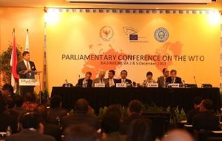 La Conférence parlementaire sur l’OMC fournit aux parlementaires une 
excellente occasion de s’entretenir avec les négociateurs commerciaux et 
d'accroître ainsi la transparence de la gouvernance du commerce mondial. 
©Parlement indonésien, 2013


