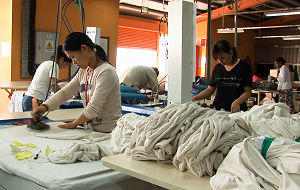 Des travailleurs migrants chinois dans une usine de textile à l’Ile 
Maurice. ©OIM/Jemini Pandya

