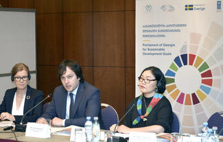 Mme Molly Lien, Cheffe, Coopération et du Développement, Ambassade de 
Suède à Tbilisi, M. Irakli Kobakhidze, Président du Parlement de la 
Géorgie et Mme Munkhtuya Altangerel, Représentante du PNUD par intérim. 
© UNDP Georgia

