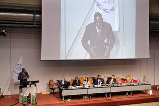 A.A. Gueye (Sénégal), présente le rapport du Comité des droits de l'homme 
des parlementaires au Conseil directeur de l'UIP en octobre. ©UIP/L. 
Fortunati

