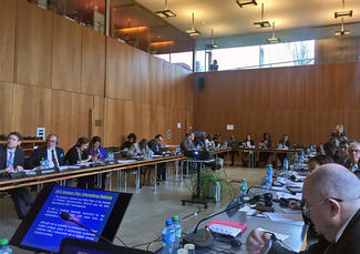 Les participants collaborent sur le guide pratique à l'intention des 
parlements. © UIP / J. Lang

