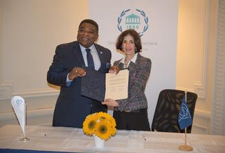 Martin Chungong et Fabiola Gianotti avec l'accord signé. ©UIP/Jorki<

