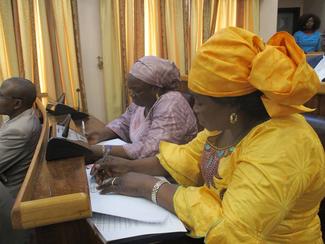 Des femmes parlementaires participent au séminaire de renforcement de la 
capacité du personnel parlementaire à rédiger des propositions de 
lois. ©Ibrahima Diane

