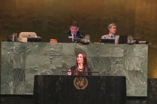 La Présidente de l'UIP, Gabriela Cuevas, devant l'Assemblée 
générale. © Carolina Guardiola

