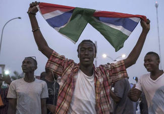 Le peuple gambien célèbre la prestation de serment du Président Adama 
Barrow.  Photo: ©Anadolu Agency/Xaume Olleros

