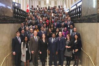 Les jeunes parlementaires de 51 pays ont défini un plan d'action en faveur 
des jeunes. © Parlement du Canada

