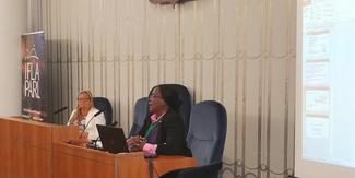 La bibliothécaire en chef de l’Assemblée nationale de Zambie présente un 
document sur les référentiels numériques. © UIP/Laurence Marzal

