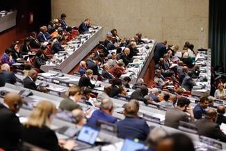Près de 750 parlementaires du monde entier ont uni leurs voix pour condamner 
la discrimination et les violences dont sont victimes les réfugiés et les 
migrants à la 138ème Assemblée de l’Union interparlementaire (UIP) à 
Genève. © IPU

