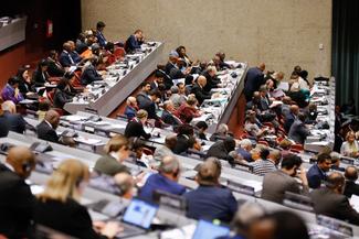 Près de 750 parlementaires du monde entier ont uni leurs voix pour condamner 
la discrimination et les violences dont sont victimes les réfugiés et les 
migrants à la 138ème Assemblée de l’Union interparlementaire (UIP) à 
Genève. © IPU

